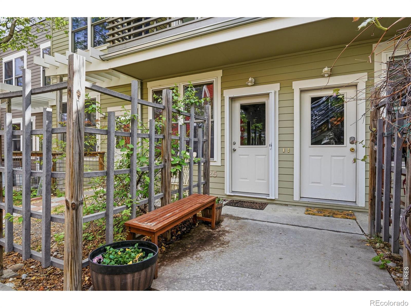Exterior entry patio at 1625 Yellow Pine Ave