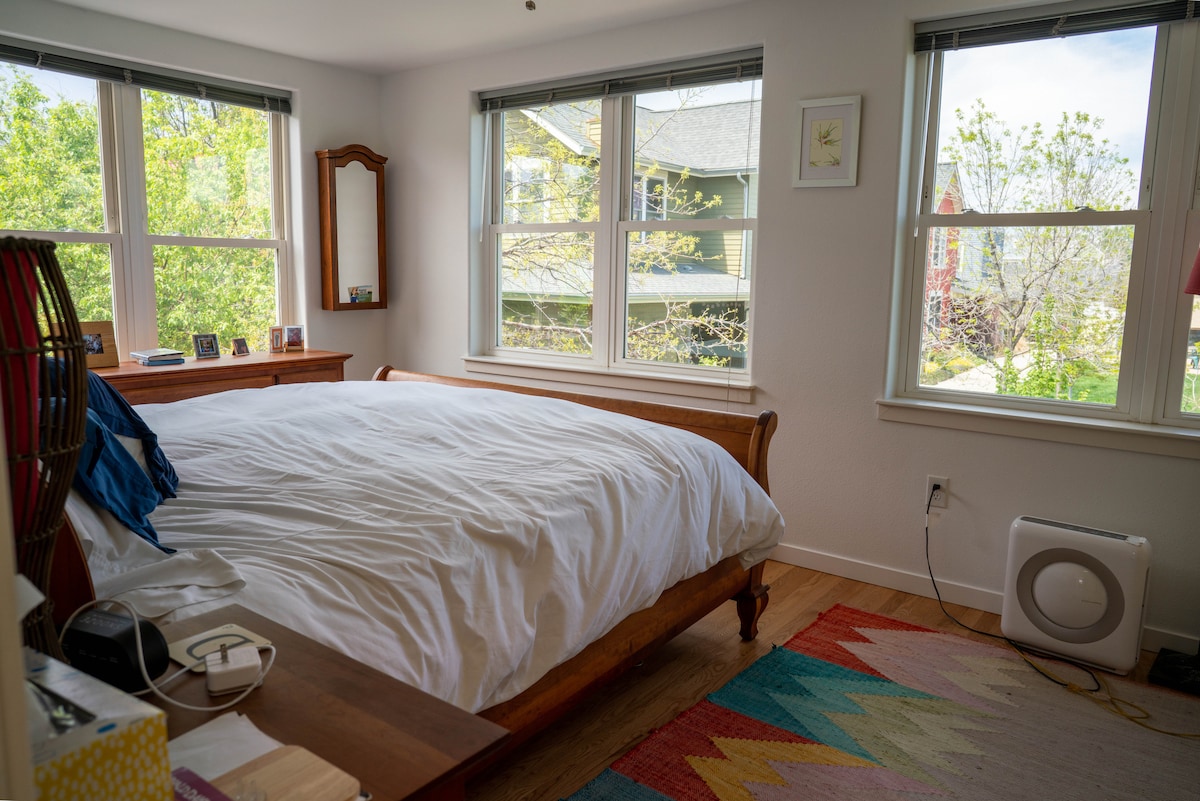 Primary bedroom in the Wild Sage summer rental townhouse